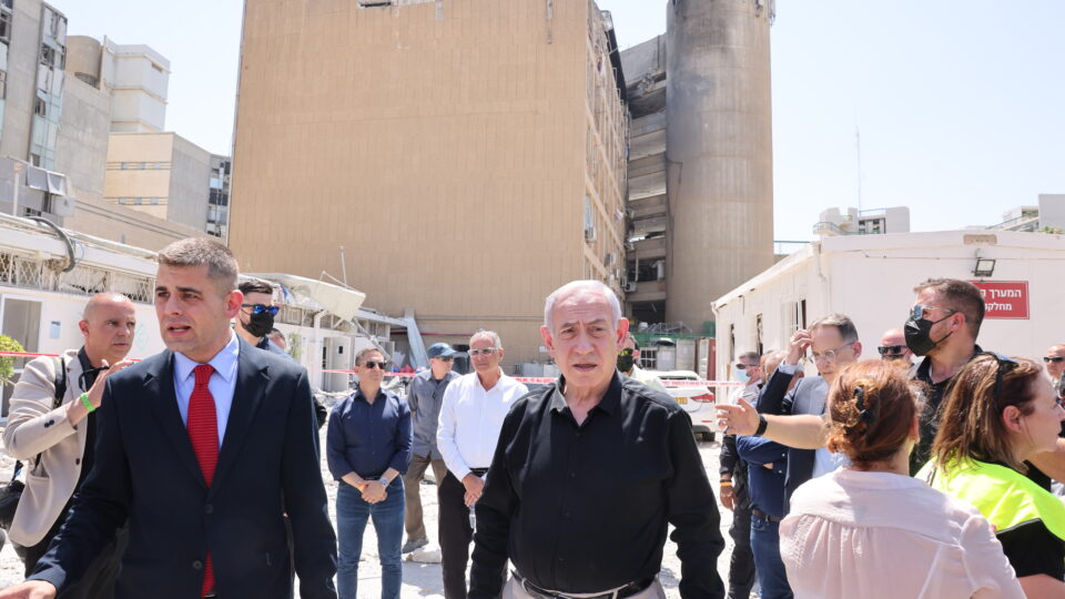 Israel ataca instalações nucleares do Irã e tem hospital bombardeado