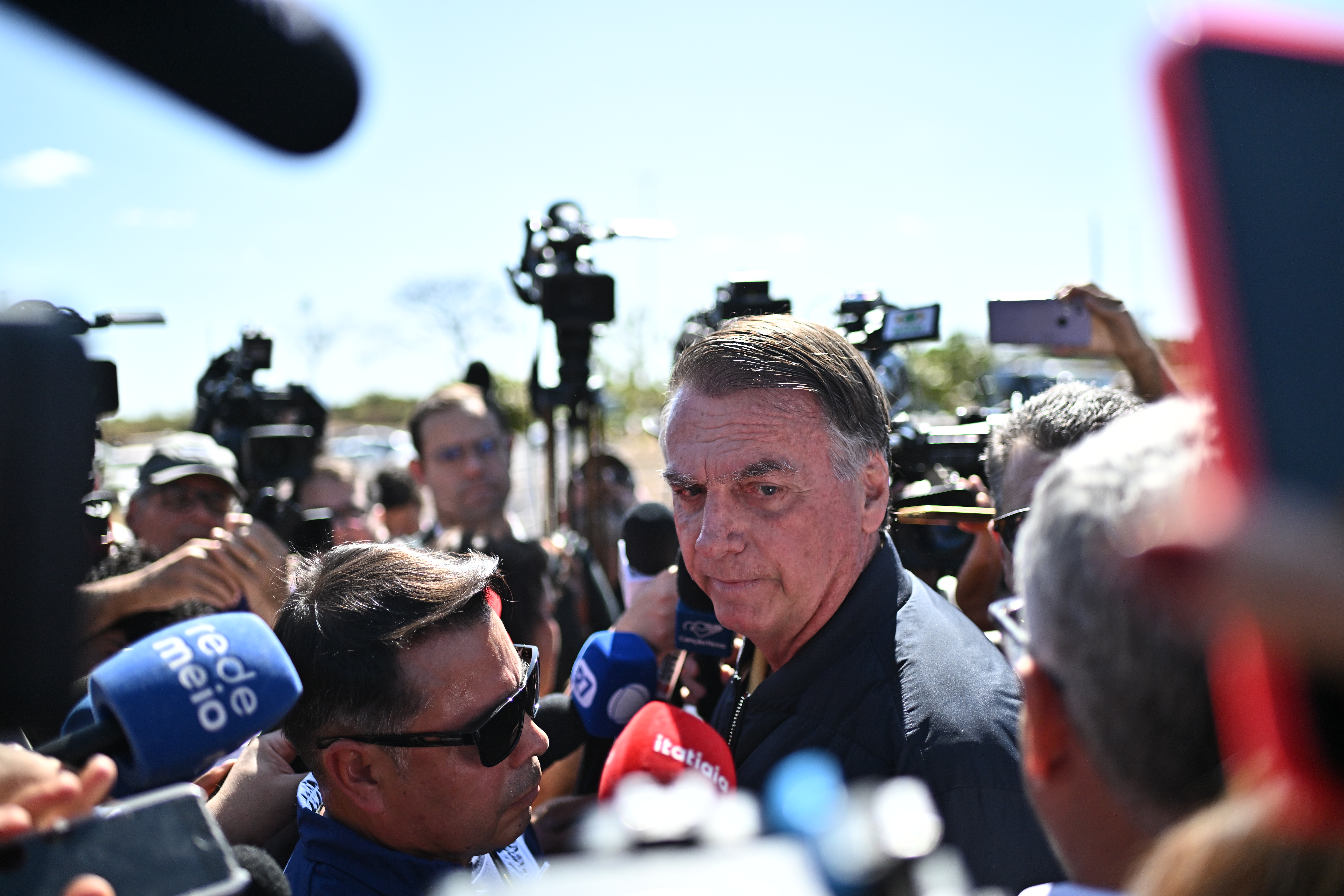 “Nunca pensei em sair do Brasil”, diz Bolsonaro após colocar tornozeleira