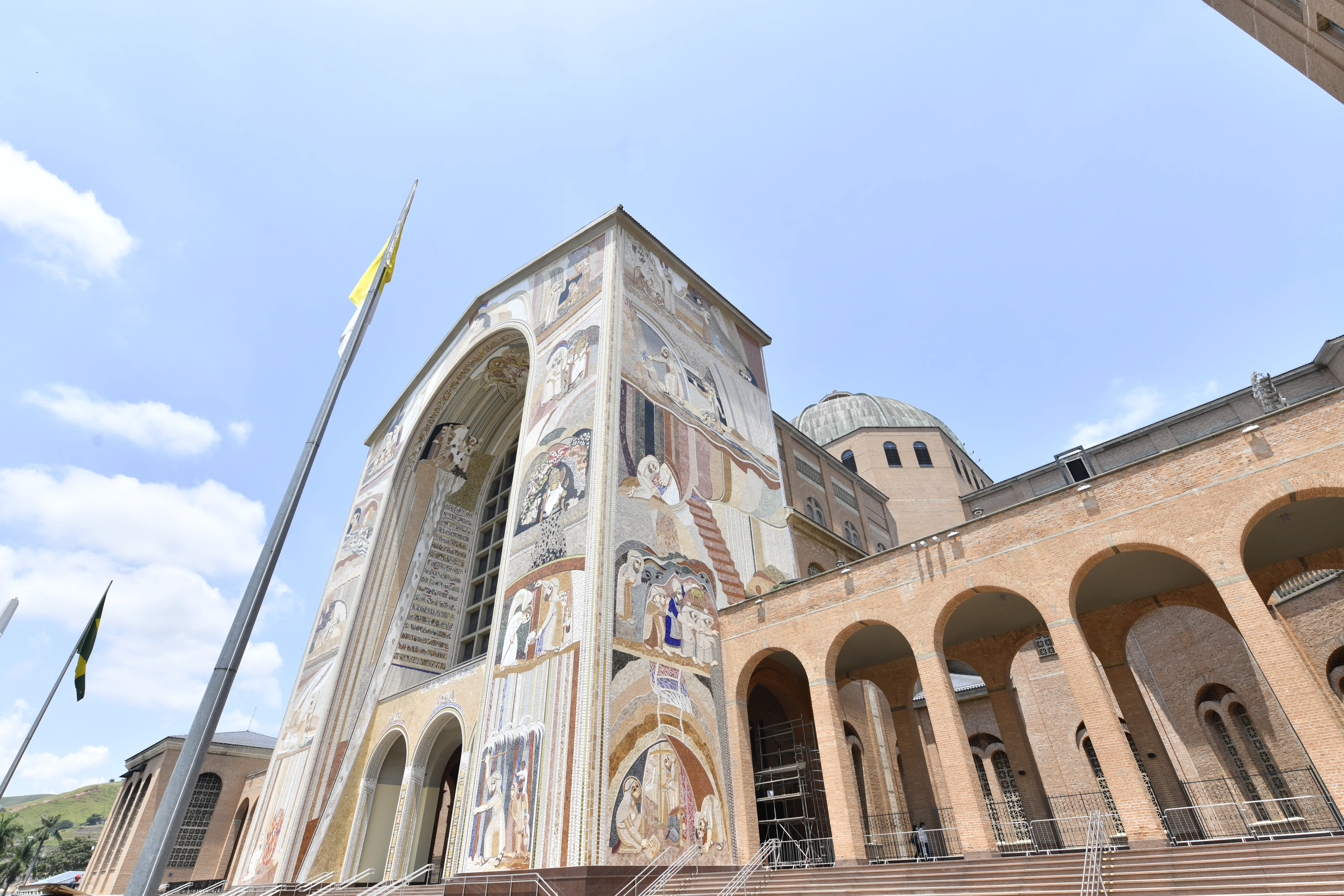 Mosaicos, esculturas e arquitetura expressam a fé e a beleza do Santuário Nacional, a maior igreja do mundo dedicada à Nossa Senhora.