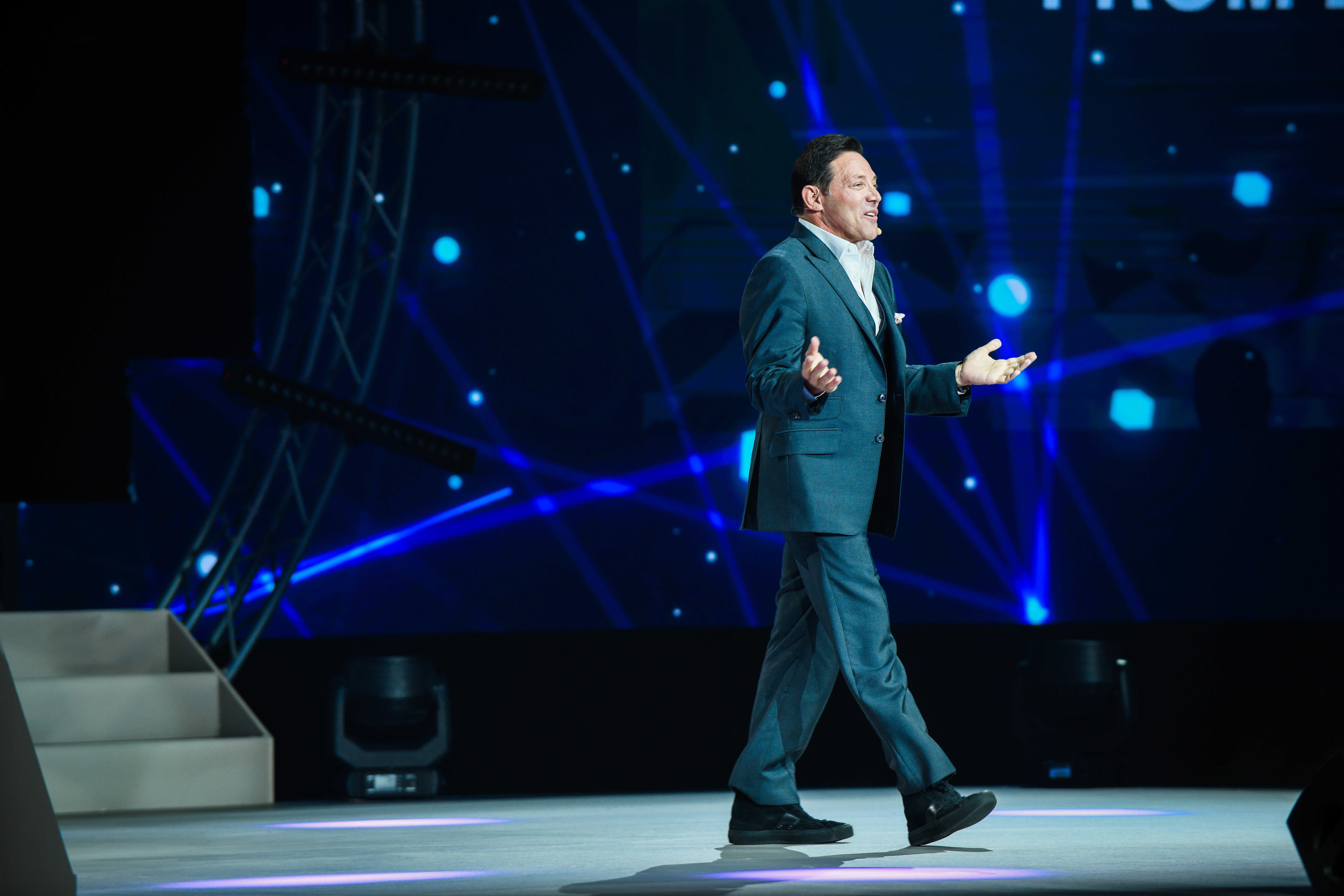 Jordan Belfort é ex-corretor da bolsa de Nova York e uma figura conhecida por uma trajetória meteórica em Wall Street