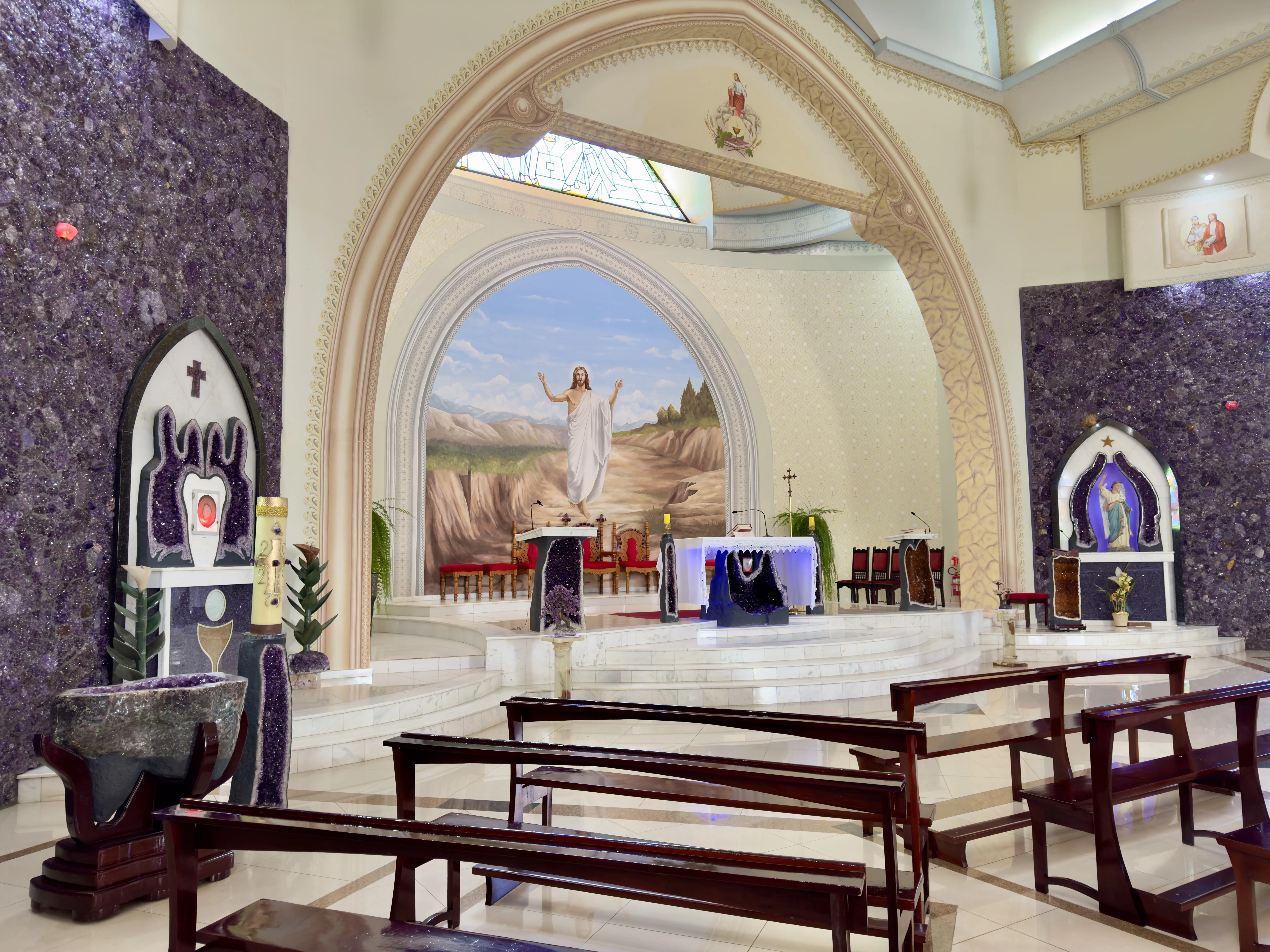 Com paredes inteiras de ametista, a igreja de Ametista do Sul une espiritualidade e mineração, criando um dos cenários mais singulares do turismo religioso no Brasil.