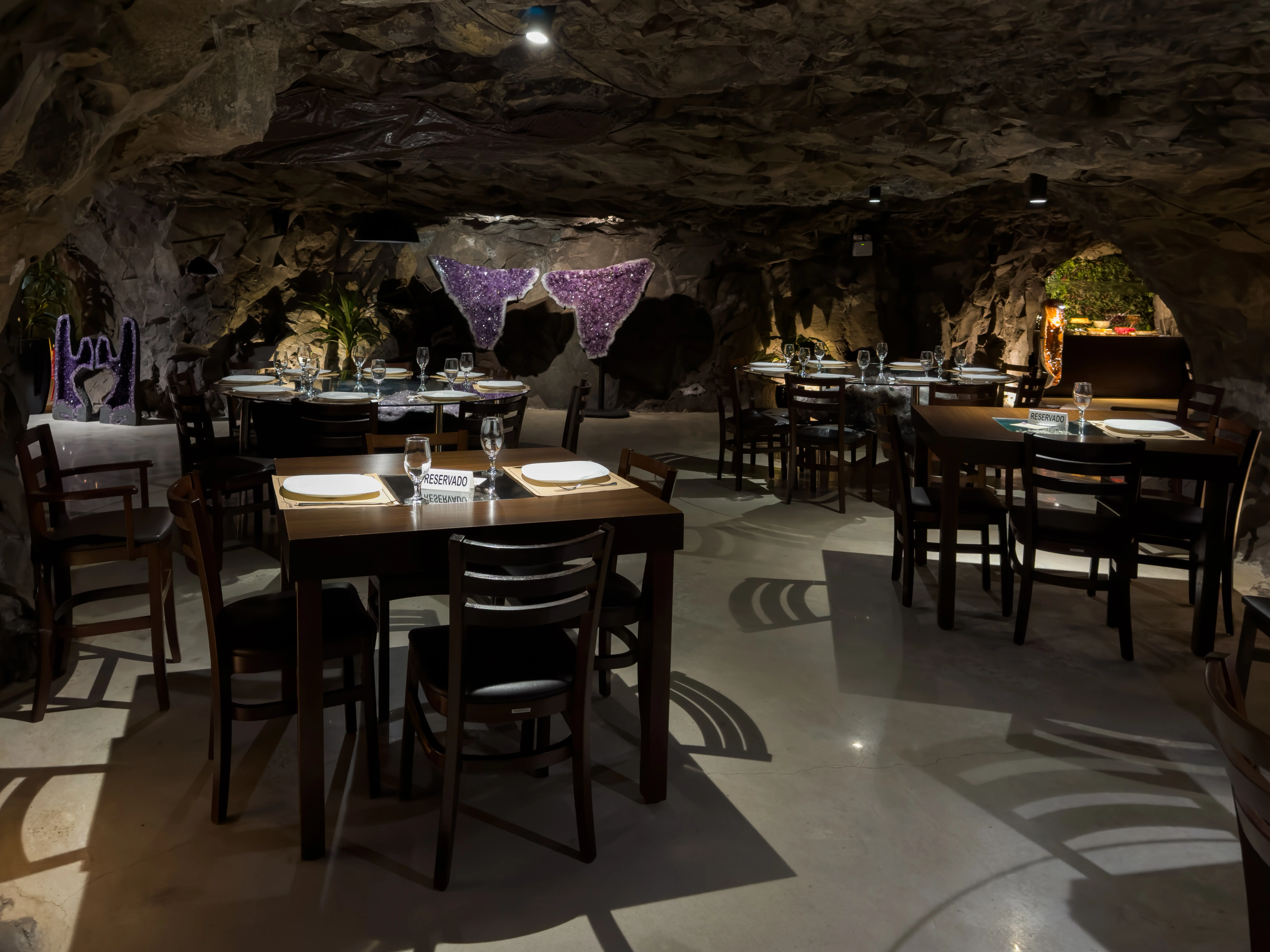 O restaurante de Ametista do Sul transforma antiga mina em sala de jantar: mesas entre cristais, luz baixa e um ambiente que faz a gastronomia brilhar dentro da terra.